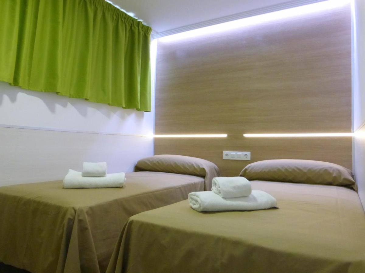 Rentalmar Navarra Family Suites Salou Quarto foto
