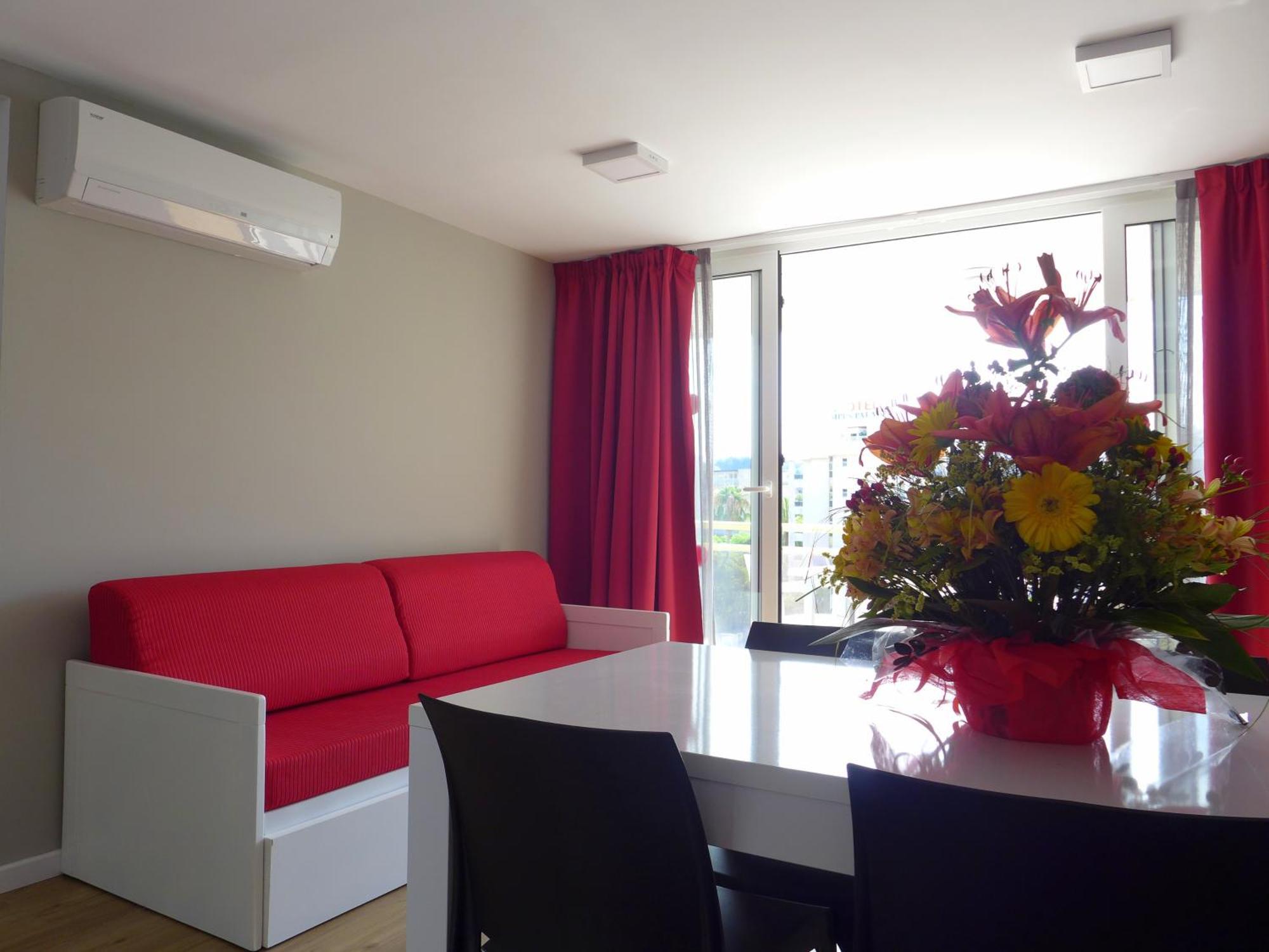 Rentalmar Navarra Family Suites Salou Quarto foto
