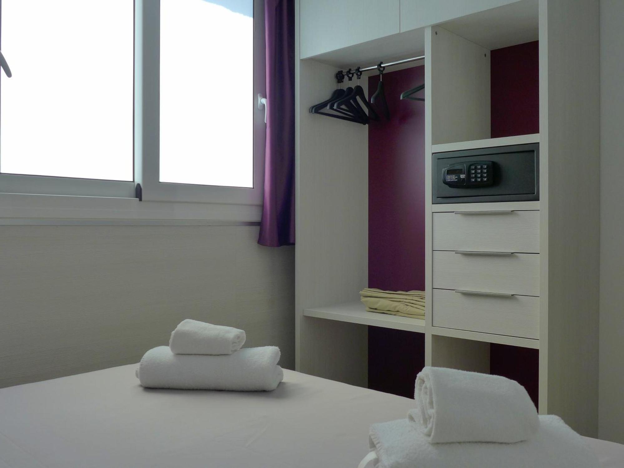 Rentalmar Navarra Family Suites Salou Quarto foto