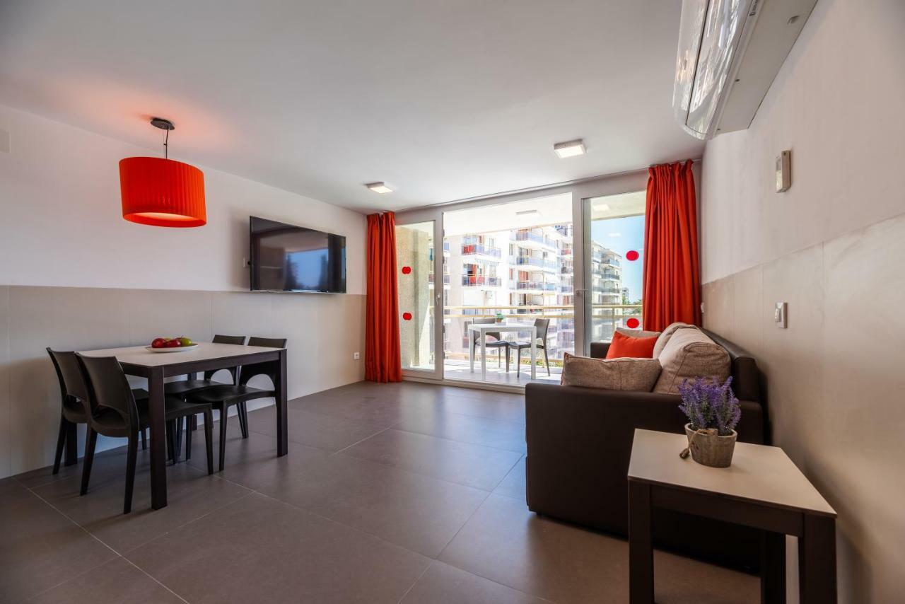 Rentalmar Navarra Family Suites Salou Quarto foto
